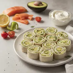 Rotolini di piadina con salmone, avocado e crema di formaggio