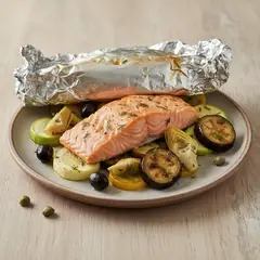 Salmone al cartoccio con verdurine miste