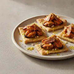 Schiacciate con cozze, bottarga e scorza di limone