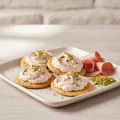 Schiacciate con crema di mortadella e pistacchi