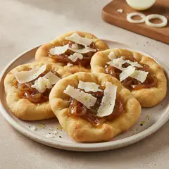 Schiacciate con scaglie di Castelmagno e cipolle caramellate
