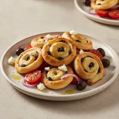 Sfoglie alle olive con pomodoro e briciole di feta