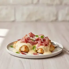 Sfoglie classiche con crema al parmigiano e filetti di speck