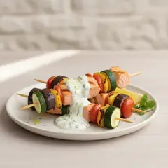 Shish kebab di salmone con salsa yogurt