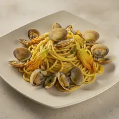 Spaghetti alle vongole con fiori di zucca e zafferano