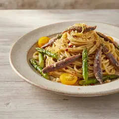 Spaghetti con alici piccanti e asparagi
