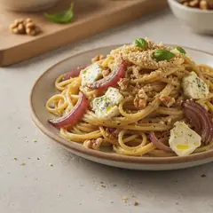 Spaghetti con cipolle rosse, noci e gorgonzola