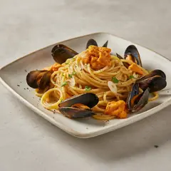 Spaghetti con cozze e ricci di mare