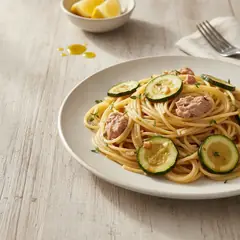 Spaghetti con tonno e zucchine