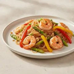 Spaghetti di soia con verdure e gamberi