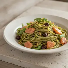 Spaghetti integrali con pesto di rucola e salmone