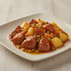 Spezzatino al sugo piccante con piselli e patate