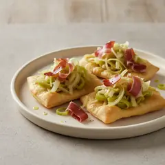 Spianatine con julienne di porro e speck
