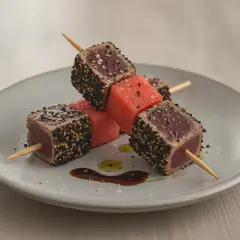 Spiedini di tonno tataki e anguria