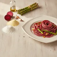Tagliatelle alla barbabietola con asparagi