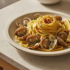 Tagliatelle con bottarga, vongole e limone
