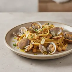 Tagliatelle con crema di ceci e vongole