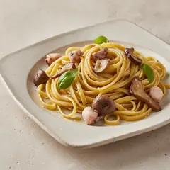 Tagliatelle con seppie e funghi