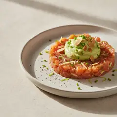 Tartare di salmone con crema di avocado e mandorle tostate