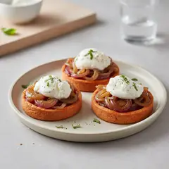 Tartellette con cipolle caramellate e stracciatella