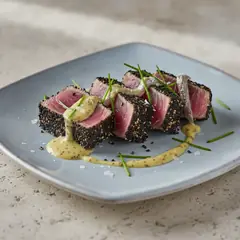 Tonno tataki in crosta di sesamo e alici