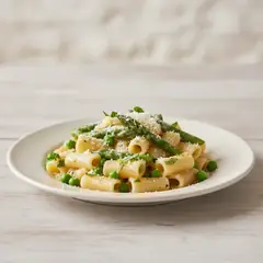 Tubetti cremosi con asparagi, piselli e pecorino