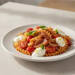 Ziti con pomodori, pancetta e stracciatella
