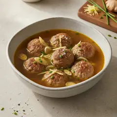 Zuppa con polpette di maiale e zenzero